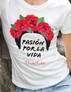 T-shirt donna bianca - Frida Khalo Ufficiale scritta Pasión por la vida - indossata con jeans Blasfemus